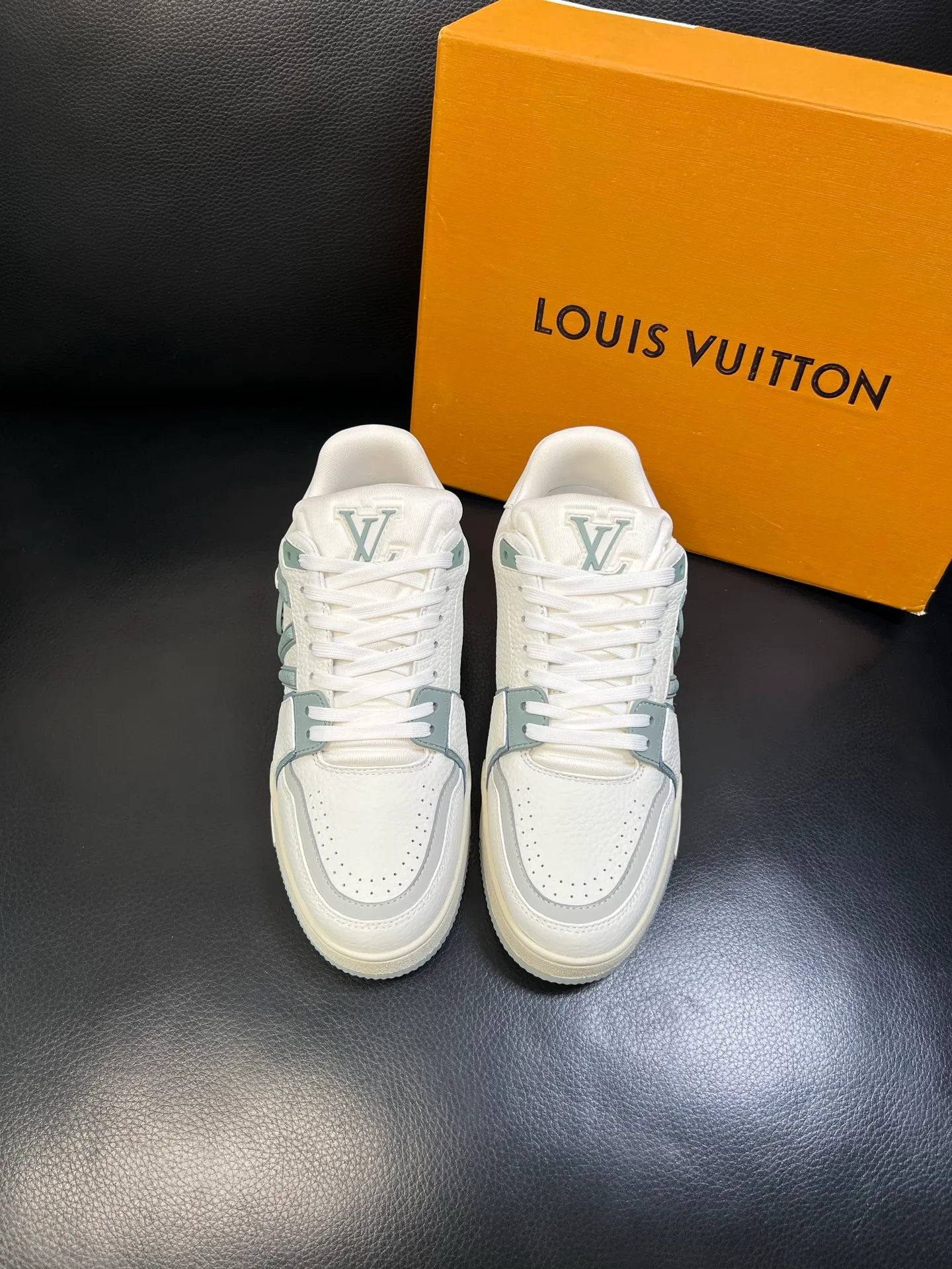Men's shoes 💰900 Lv top purchasing agent Louis Vuitton, sports sneakers counter synchronization, uppers imported from Italy, high-quality splicing colorful complex crafts, imported mesh pads are soft and comfortable, soles: original soles specially provided by the original factory, T men's shoes 💰U exclusive movable molded soles super comfortable, original factory and single goods, high quality, welcome to compare, code number 39-44 (customized 38 45)